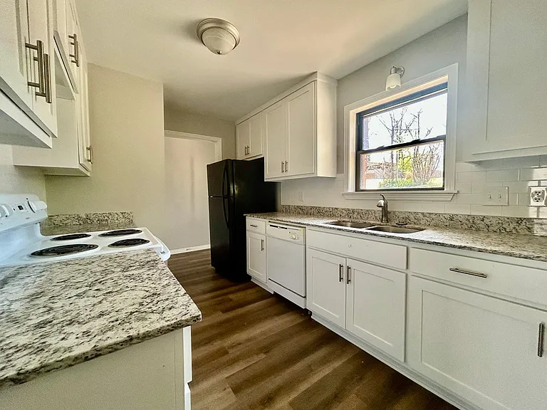 12 Newport Cir — Photo 3