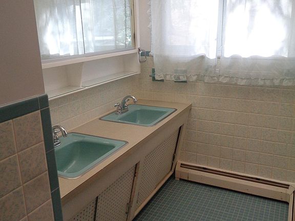 2 sinks bath room