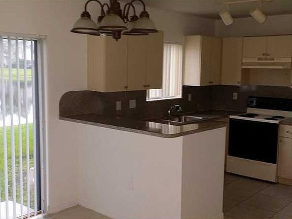 4th image of 1270 SE 31st Ct APT 101