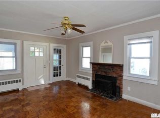 8 Hillside Ave, Glenwood Landing, NY 11547