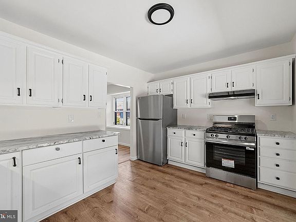 4th image of 18 W 6th Ave