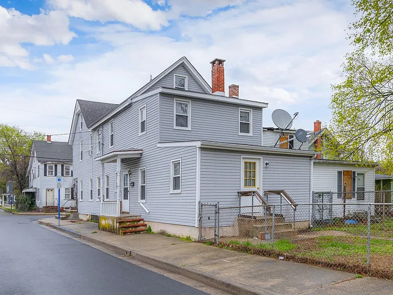 221 Wesley St — Photo 12
