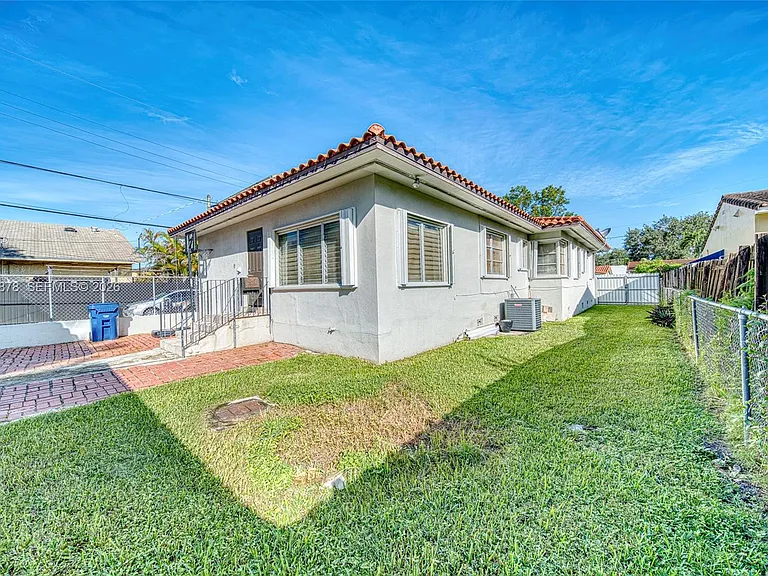 4136 SW 14th St — Photo 23