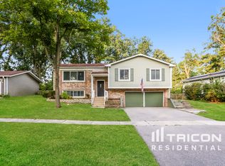 7924 Oakview Ln, Woodridge, IL 60517