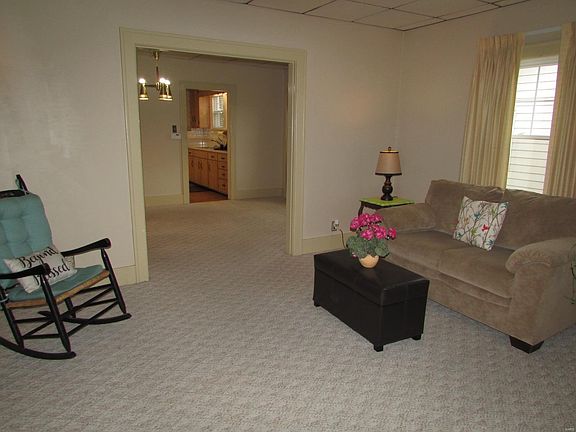 3rd image of 33 Eckhard Ave