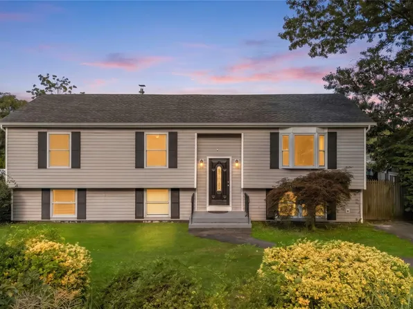 31 Concord Road, Shirley, NY 11967