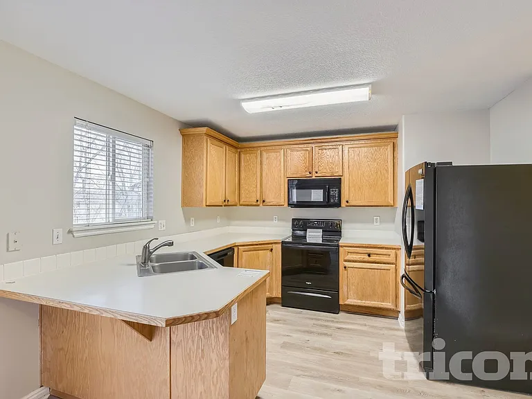 835 N 975 E — Photo 17