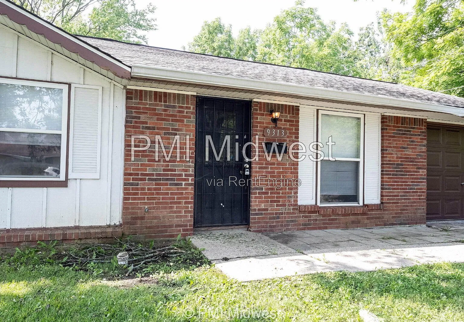 4 bed, 1.0 bath, 925 sqft, $1,379 — Photo 2