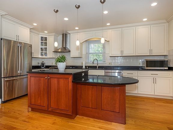 3rd image of 605 Middle St #605