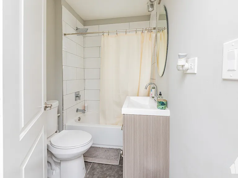 2923 N Avers Ave #2 — Photo 10