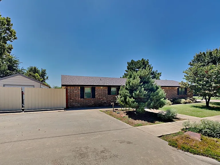 1012 SE 8th St — Photo 4