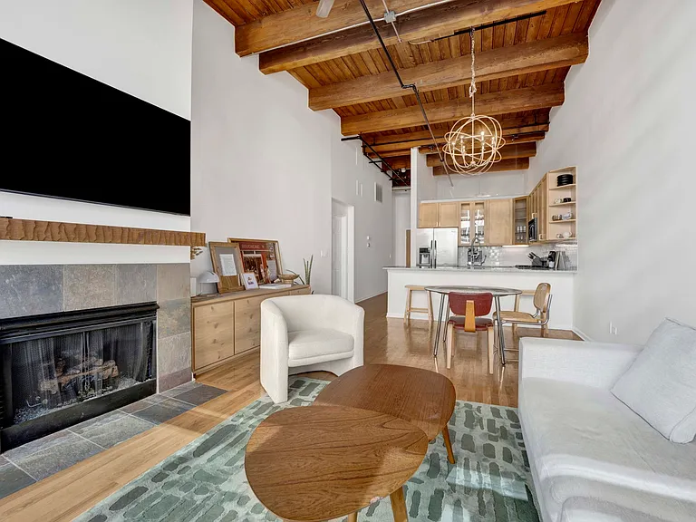 525 W Superior St #322 — Photo 3