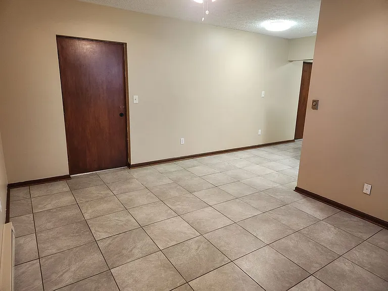 212 W East St — Photo 2