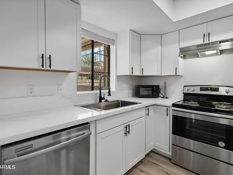 15801 N 29th St #5 — Photo 3