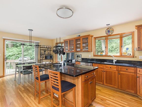 3rd image of 40 Hillair Cir