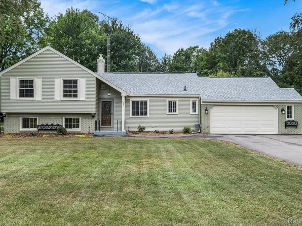 5397 Mapletree Dr, Flint, MI 48532