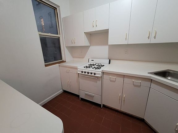 3rd image of 410 W 44th St APT 12