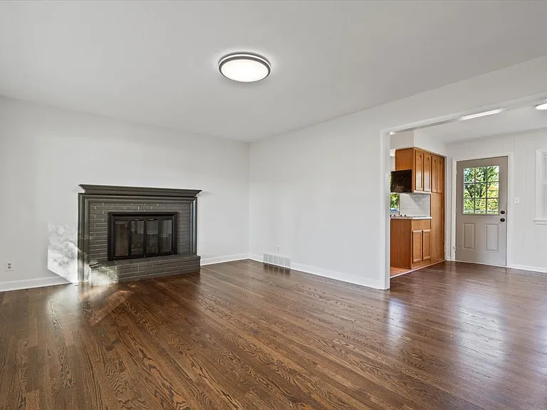 618 E 110th Ter — Photo 3