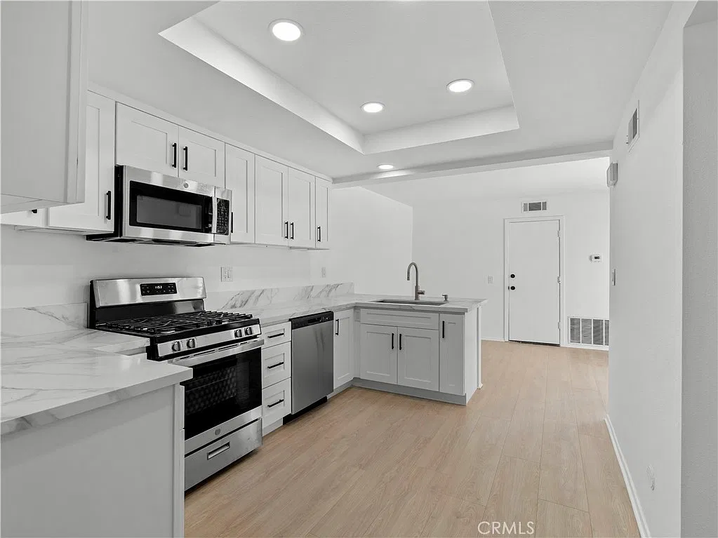 3 bed, 2.5 bath, 1480 sqft, $3,295 — Photo 2