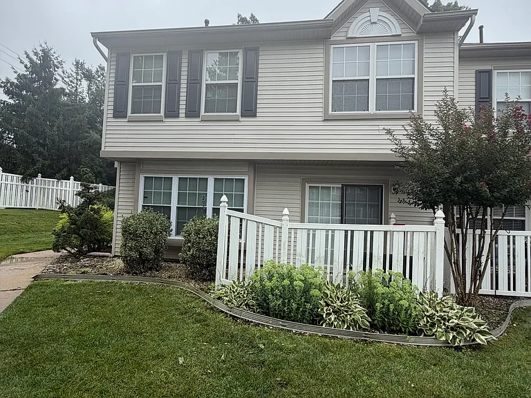 2501 Beacon Hill Dr — Photo 3