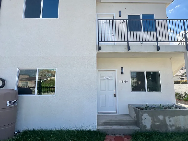 11616 Hamlin St — Photo 16