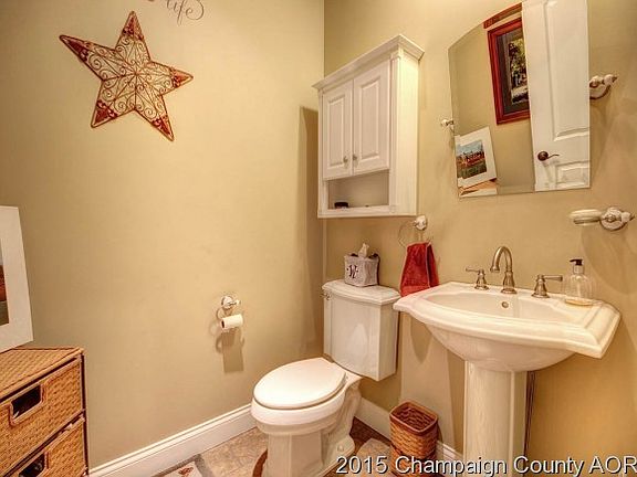 5th image of 512 S Chaucer Blvd