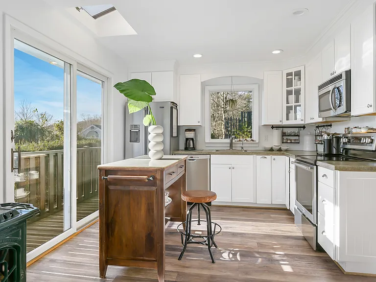 75 Bryan Rd — Photo 16
