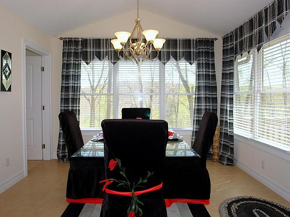 4th image of 32 Pineridge Ct