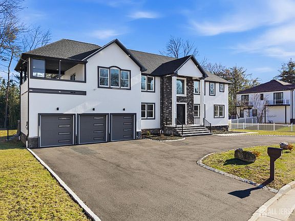 2nd image of 4 Hemlock Dr