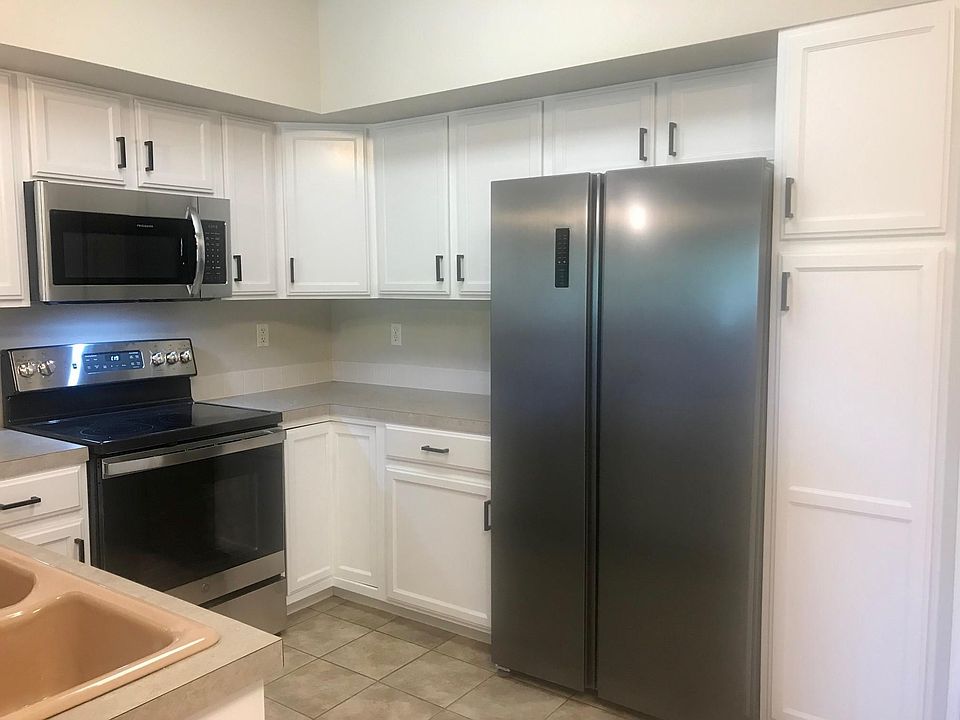 Side-by-side fridge with sleek door handles