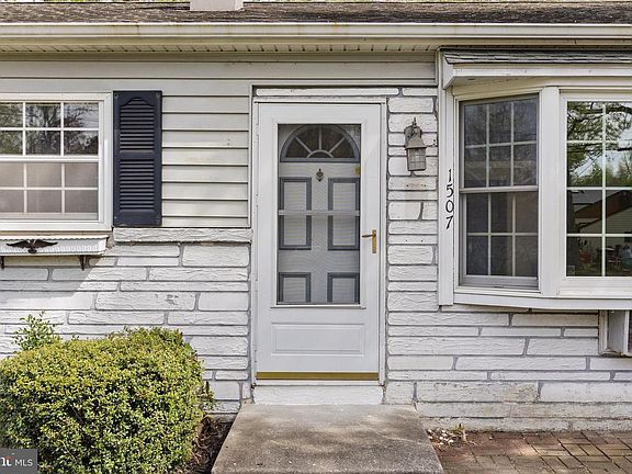 3rd image of 1507 Clearbrook Ave