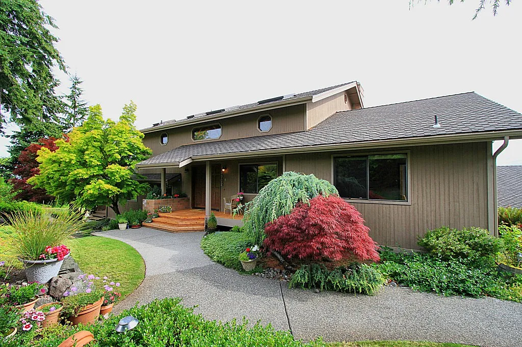 5902 Nahane West NE photo 1