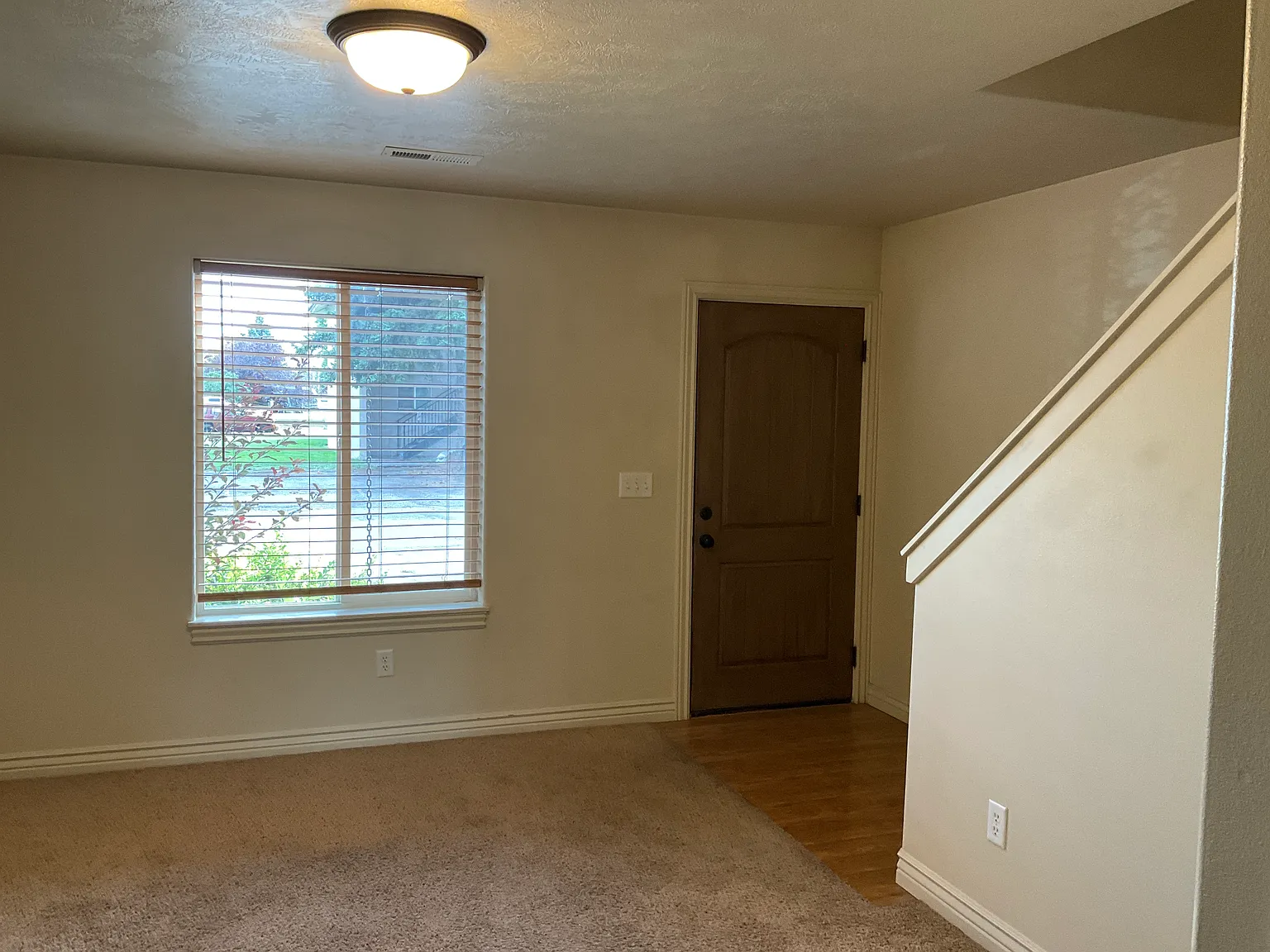 446 W 6 S — Photo 3