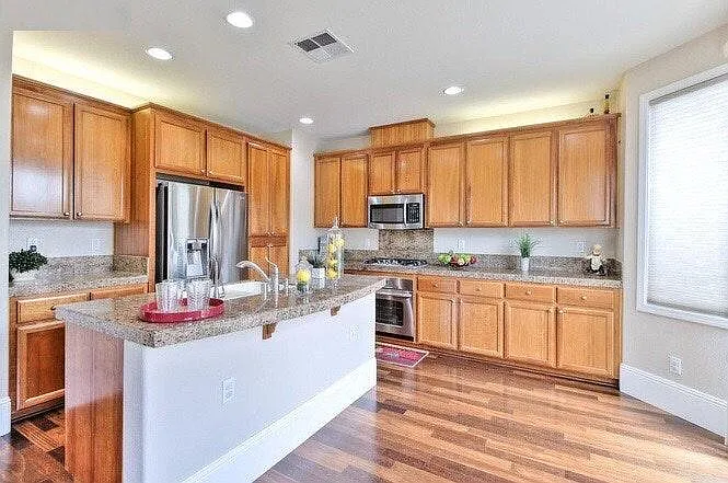 4 bed, 2.5 bath, 2067 sqft, $4,406 — Photo 2
