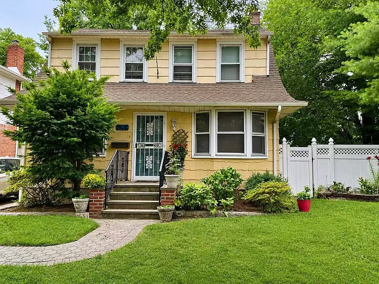 30 Nassau Rd — Photo 1