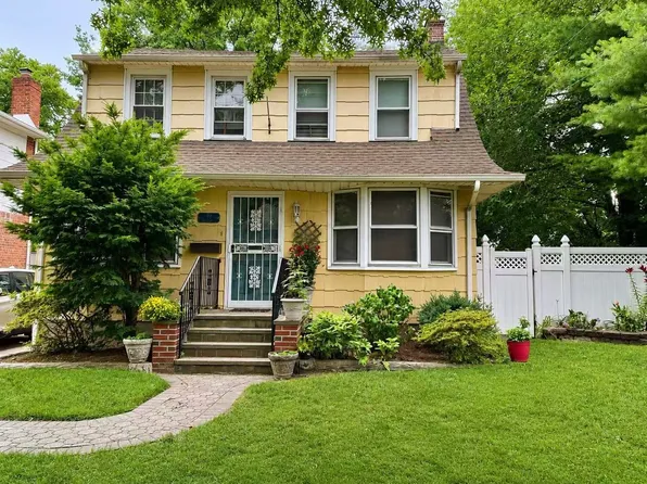 30 Nassau Rd, Great Neck, NY 11021