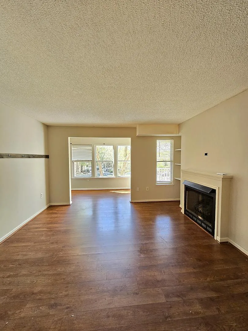 1 bed, 1.0 bath, 689 sqft, $1,195 — Photo 3