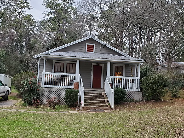 220 Johnson Dr — Photo 1