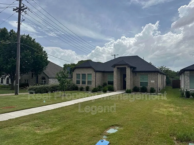 4 bed, 3.0 bath, 2280 sqft, $2,600 — Photo 1