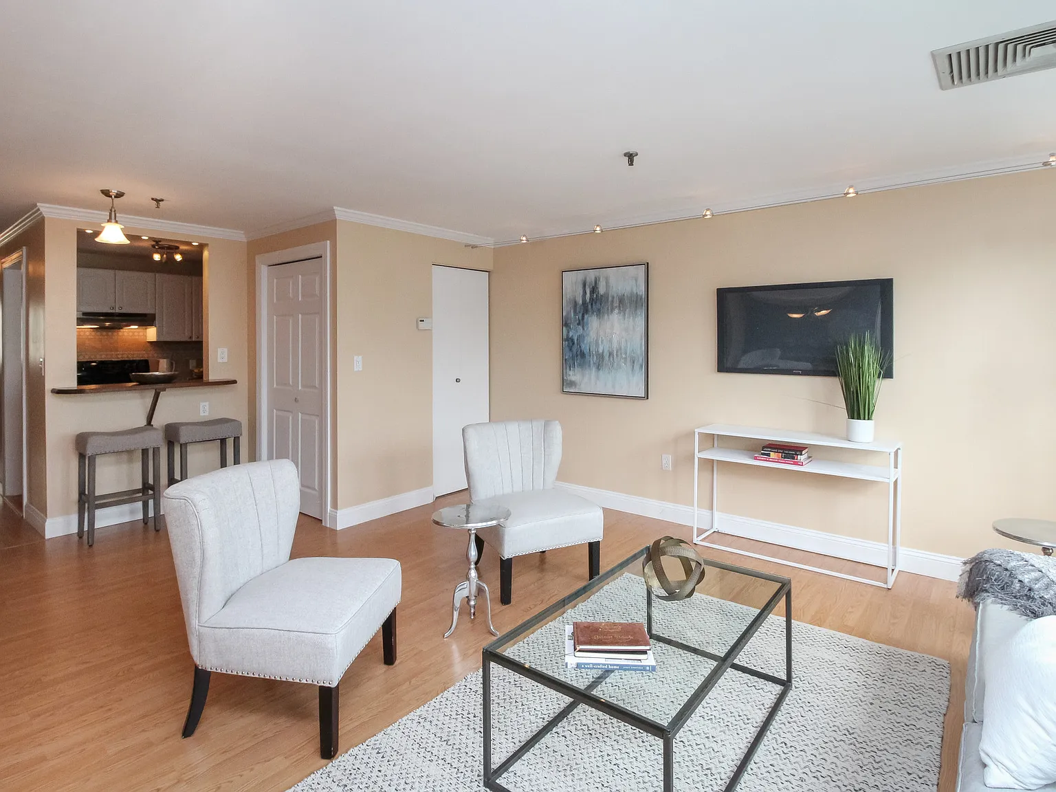 2 bed, 930 sqft, $3,900 — Photo 3
