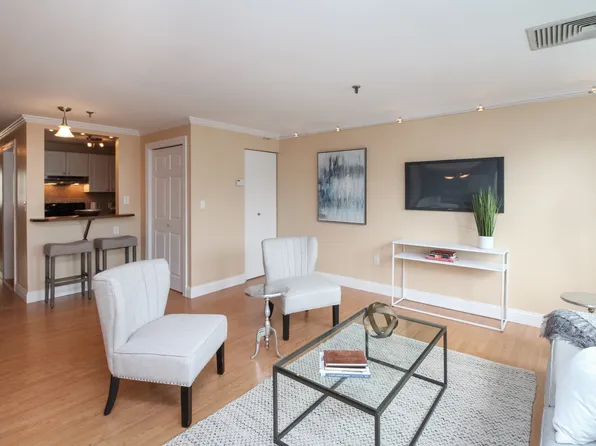172 W 6th St, South Boston, MA 02127