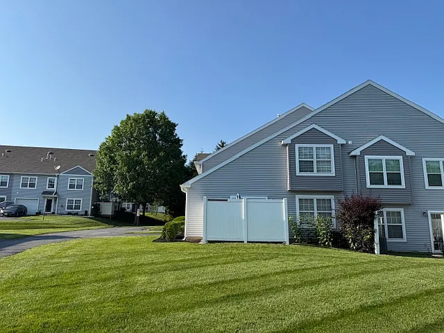 25 Courtyard Dr — Photo 3