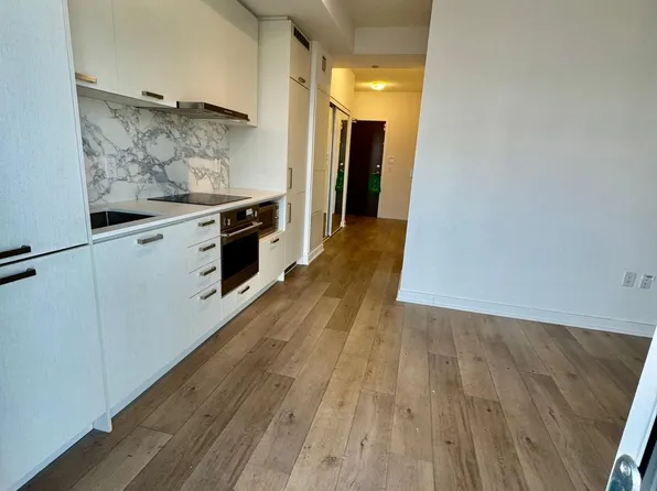 38 Honeycrisp Cres #1517, Vaughan, ON L4K 0M8