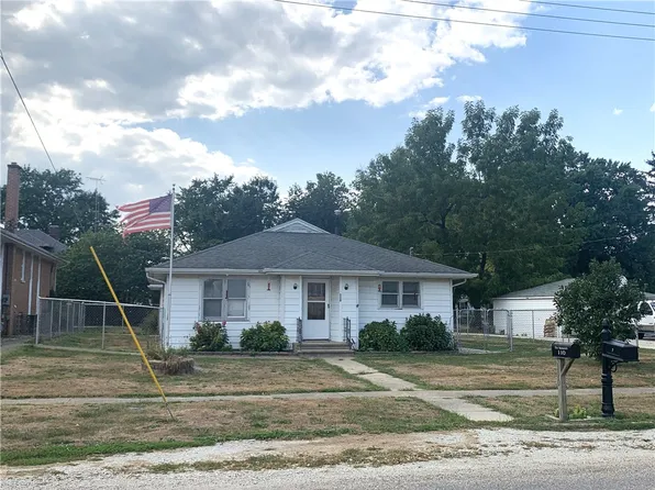110 N Cedar St, Stewardson, IL 62463