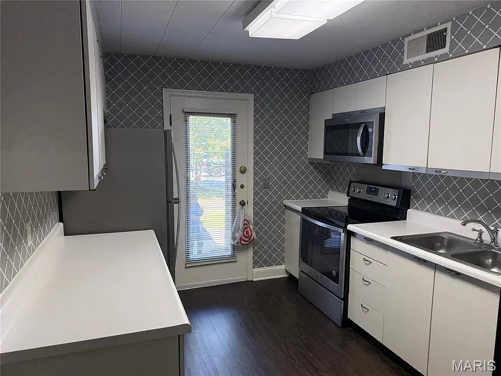 3 bed, 2.0 bath, 1318 sqft, $2,250 — Photo 4