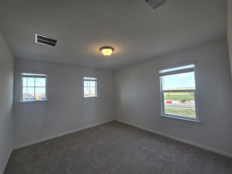 715 Universal Dr — Photo 29