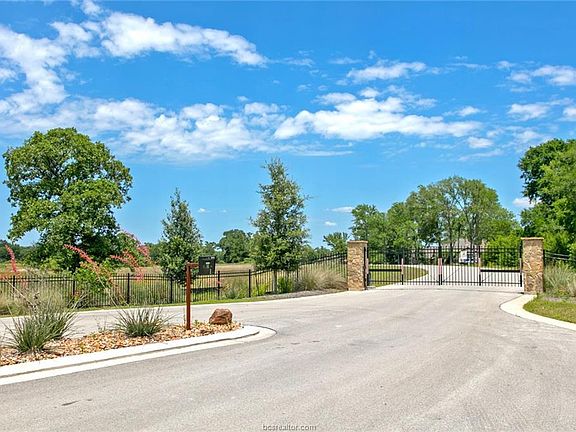 3rd image of Chelsea Dr