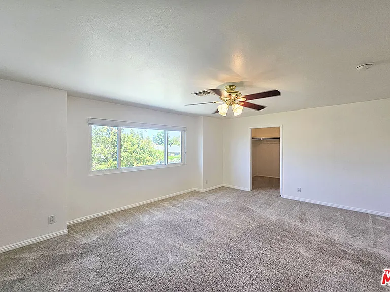 22040 Wyandotte St #UPSTAIRS — Photo 13