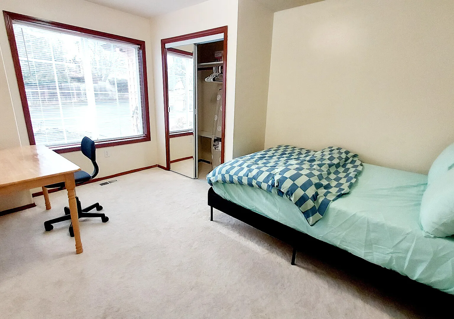 Family Friendly 4B 3Ba Fully Furnished Home — Photo 3