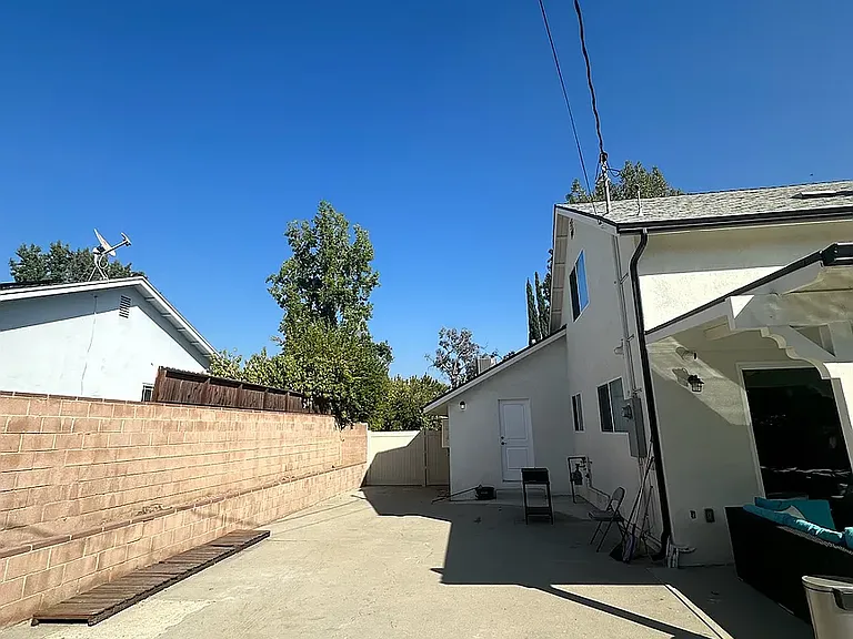 11545 Amestoy Ave — Photo 19
